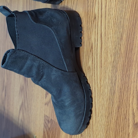 Boots - Picture 3 of 4